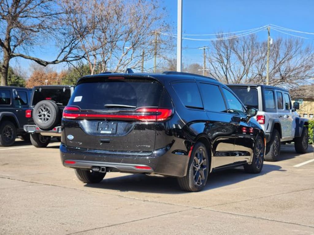 New 2026 Chrysler Pacifica LIMITED Passenger Van
