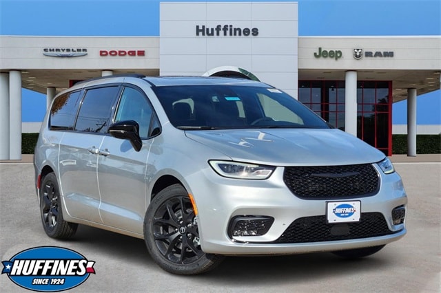 2026 Chrysler Pacifica Limited's photo