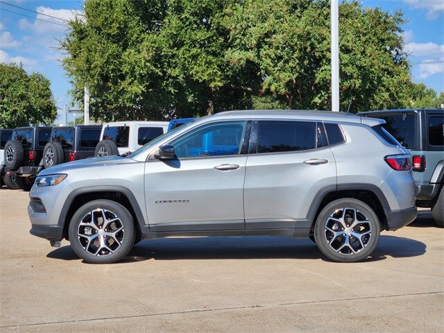 2024 Jeep Compass Latitude photo 4