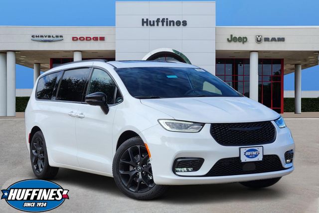 2026 Chrysler Pacifica Limited's photo