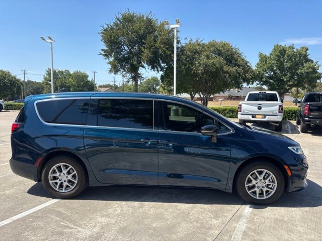 Used 2025 Chrysler Pacifica Select Van Passenger Van