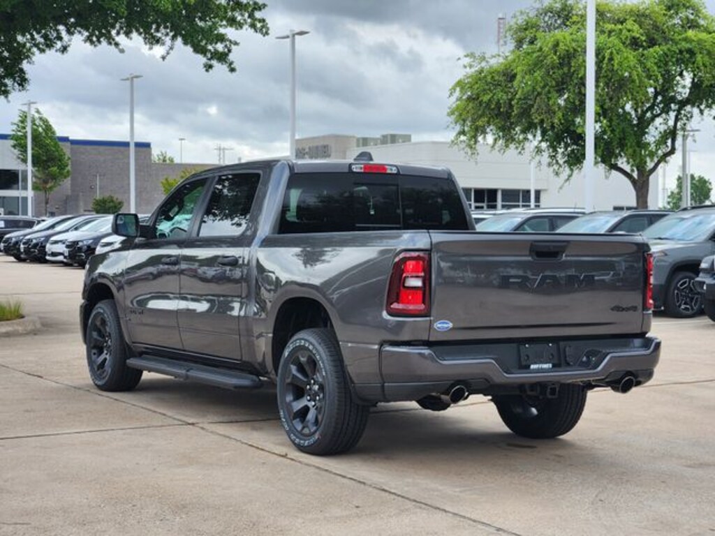 New 2026 Ram 1500 EXPRESS CREW CAB 4X4 5'7 BOX Pickup
