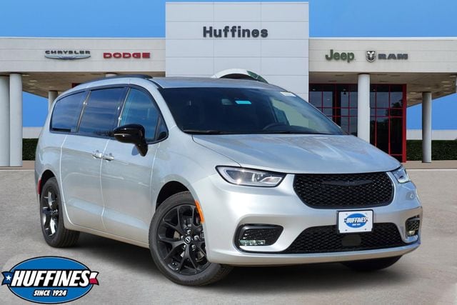 2026 Chrysler Pacifica Select's photo