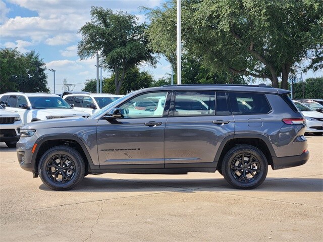 2024 Jeep Grand Cherokee Laredo Altitude photo 3