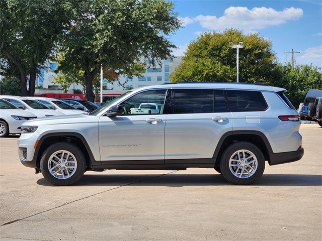 2023 Jeep Grand Cherokee Laredo photo 3