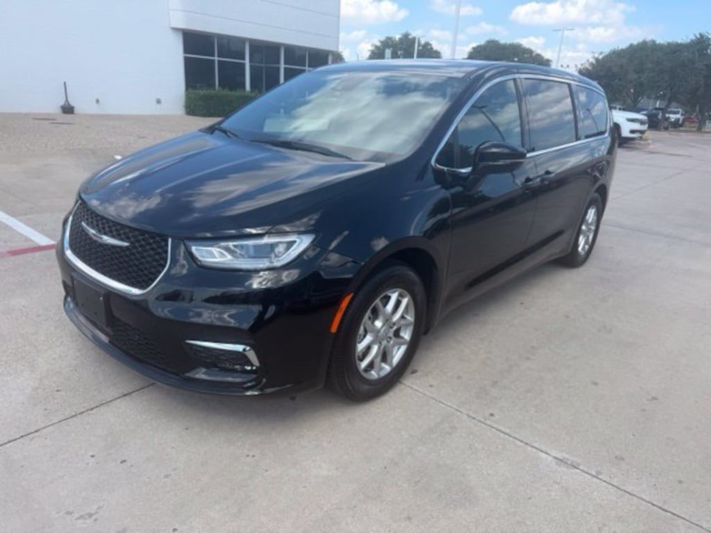 Used 2025 Chrysler Pacifica Select Van Passenger Van