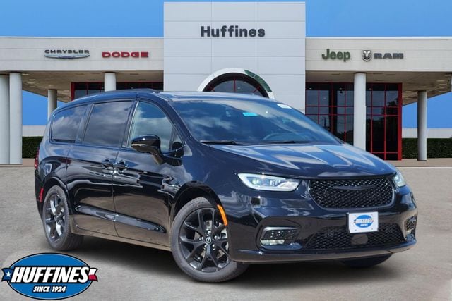 2026 Chrysler Pacifica Limited's photo