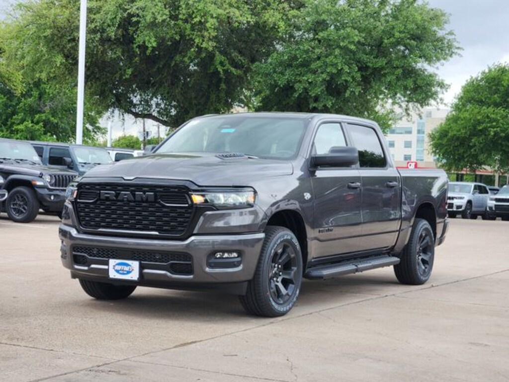 New 2026 Ram 1500 EXPRESS CREW CAB 4X4 5'7 BOX Pickup