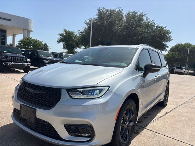 2023 Chrysler Pacifica Limited AWD's photo