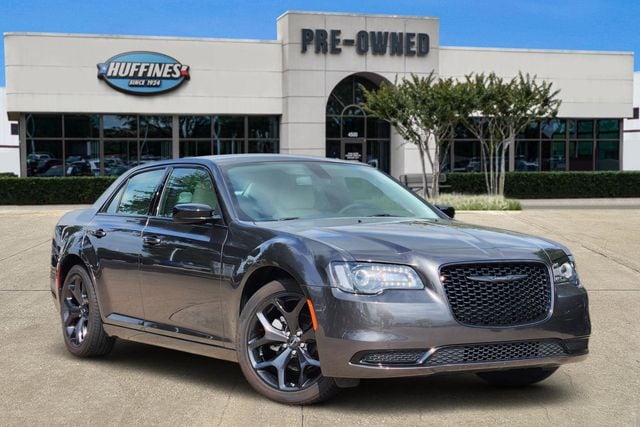 2023 Chrysler 300 Touring's photo