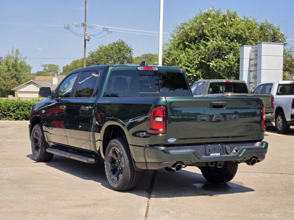 New 2026 Ram 1500 EXPRESS CREW CAB 4X4 5'7 BOX Pickup