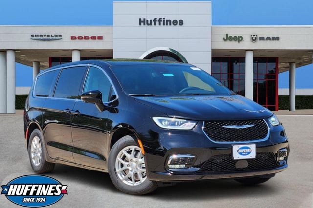 2026 Chrysler Pacifica Select's photo