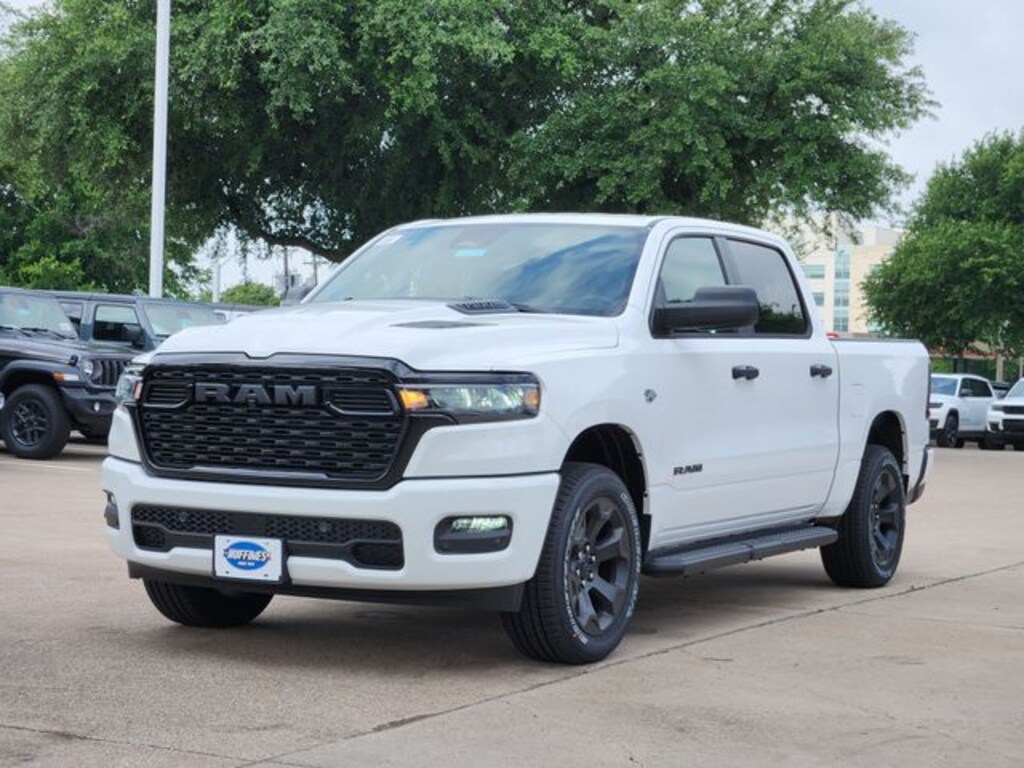 New 2026 Ram 1500 EXPRESS CREW CAB 4X4 5'7 BOX Pickup