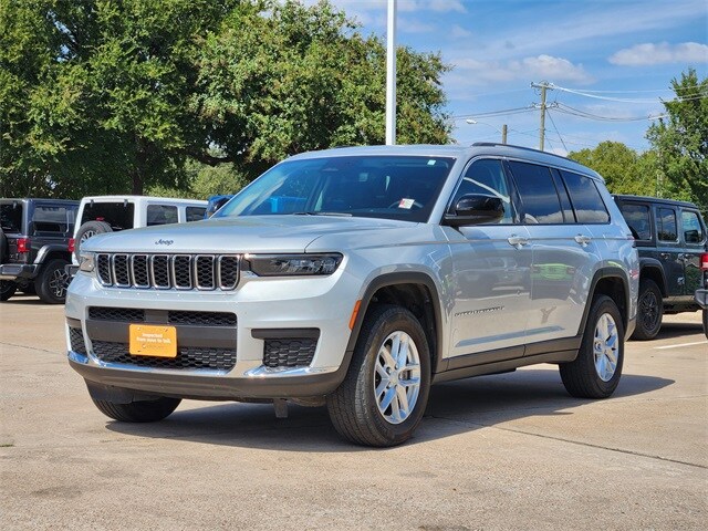 2023 Jeep Grand Cherokee Laredo photo 2
