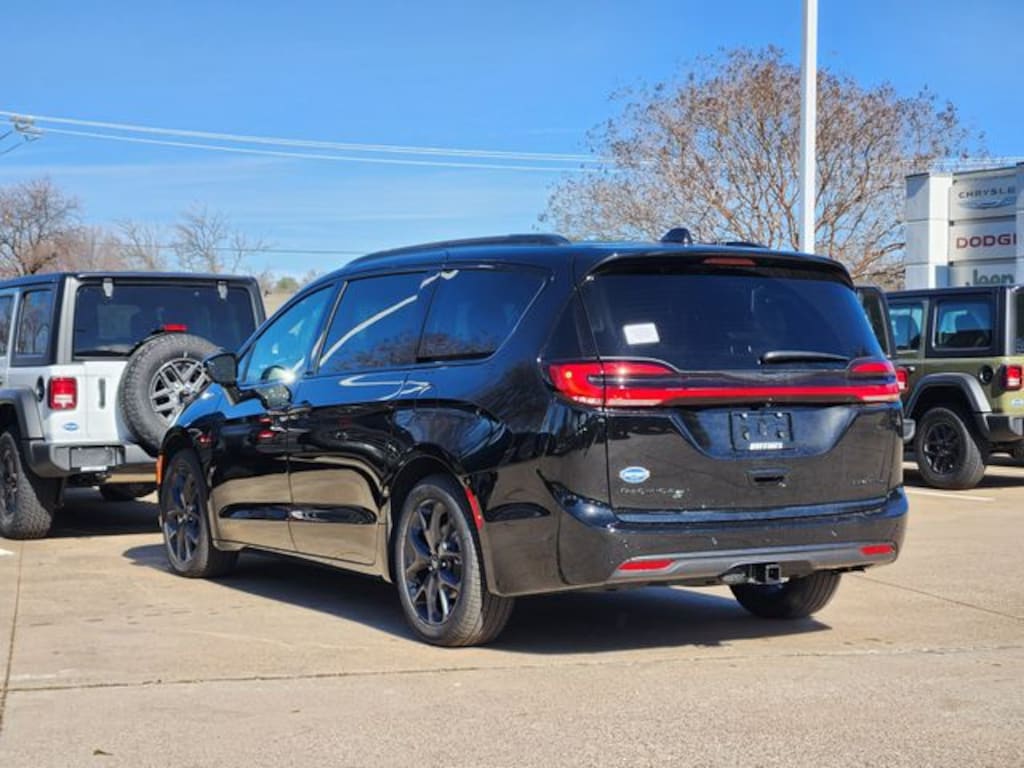 New 2026 Chrysler Pacifica LIMITED Passenger Van