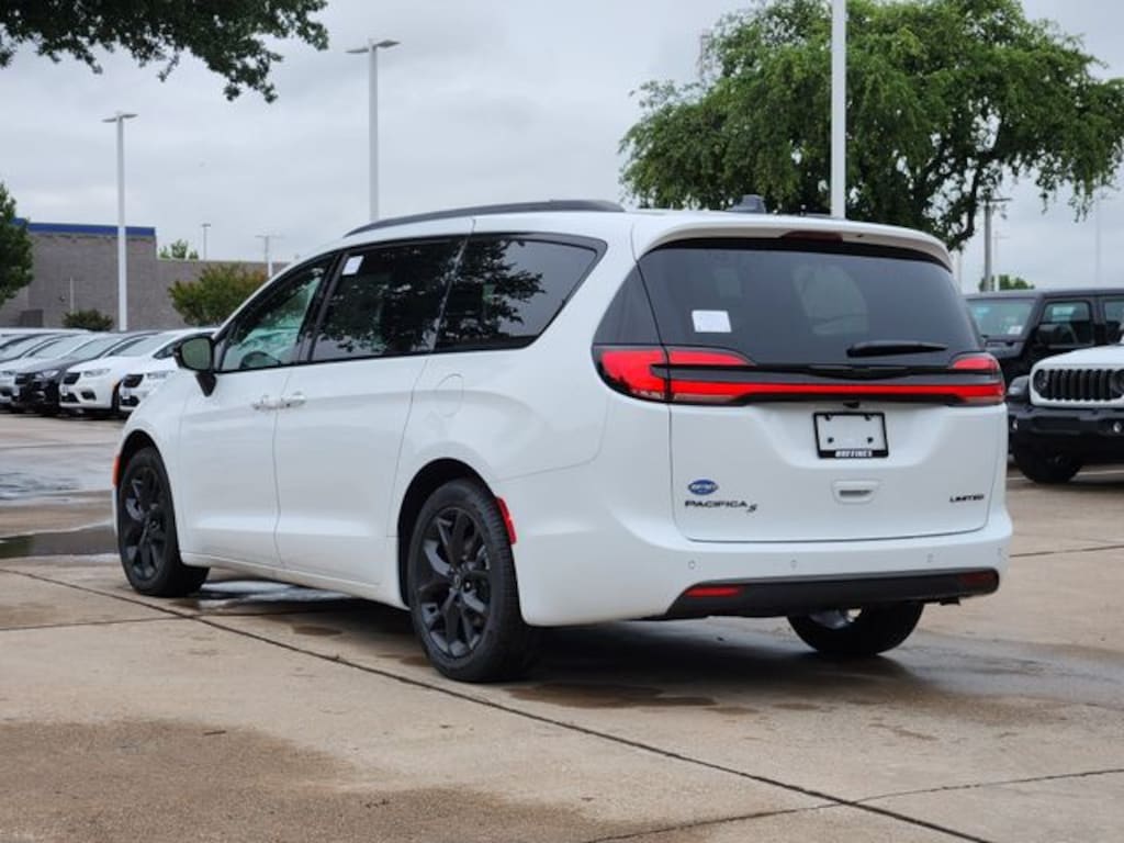 New 2026 Chrysler Pacifica LIMITED Passenger Van