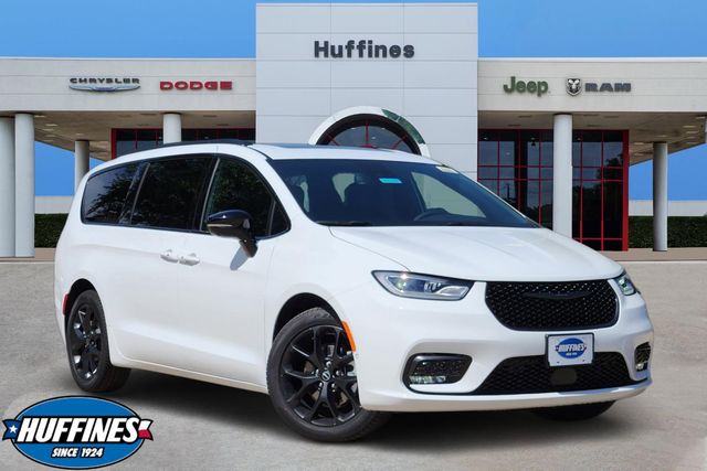2026 Chrysler Pacifica Select's photo
