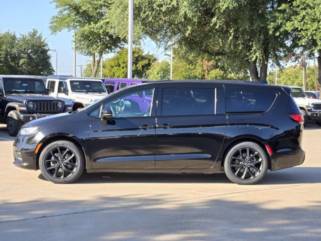 Certified 2025 Chrysler Pacifica Limited Van Passenger Van