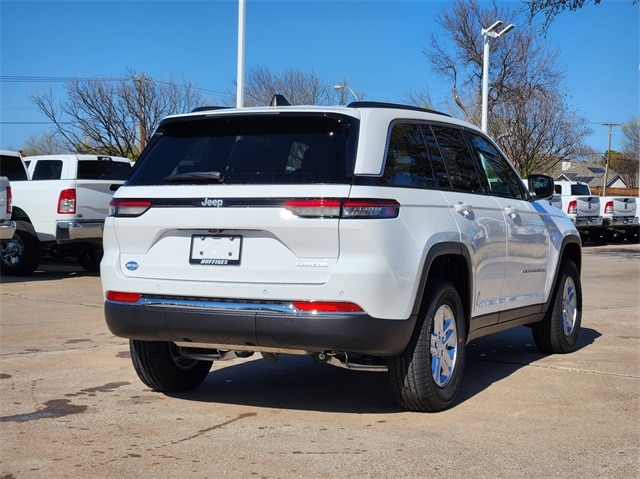 2025 Jeep Grand Cherokee Laredo photo 3