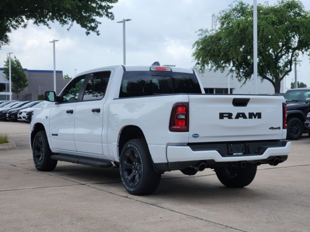 New 2026 Ram 1500 EXPRESS CREW CAB 4X4 5'7 BOX Pickup