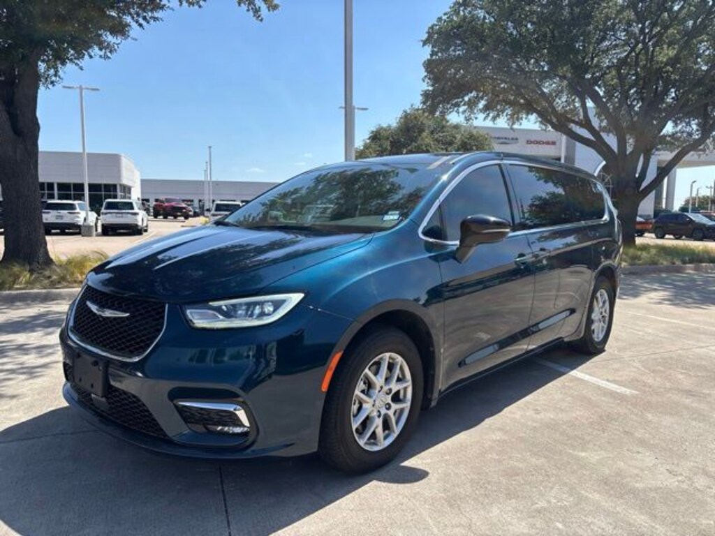 Used 2025 Chrysler Pacifica Select Van Passenger Van