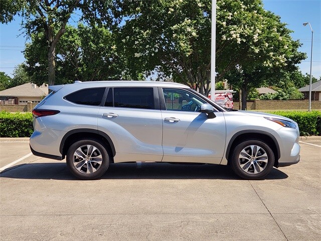 2024 Toyota Highlander LE photo 4