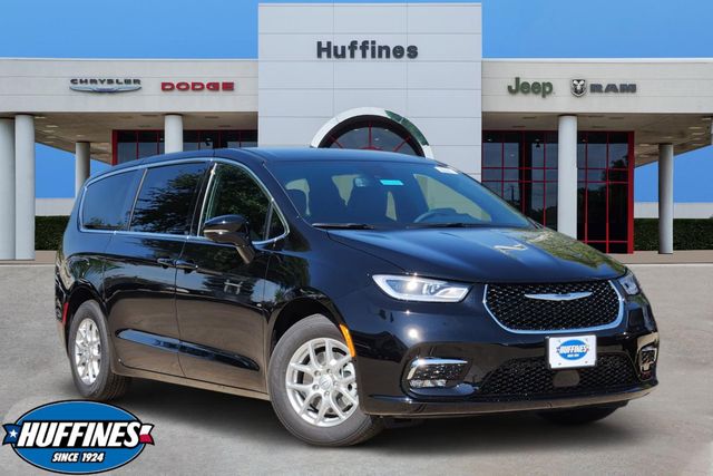 2026 Chrysler Pacifica Select's photo