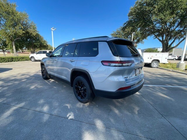 2024 Jeep Grand Cherokee Laredo Altitude photo 2