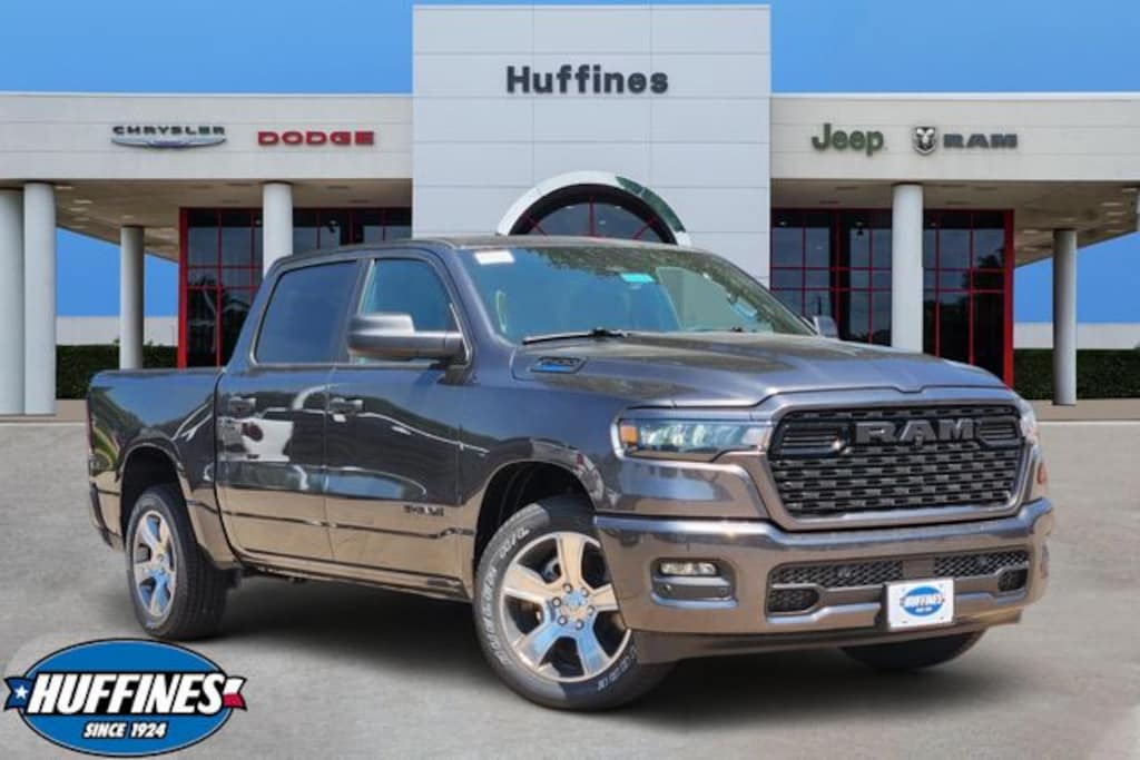 New 2026 Ram 1500 EXPRESS CREW CAB 4X2 5'7 BOX Pickup