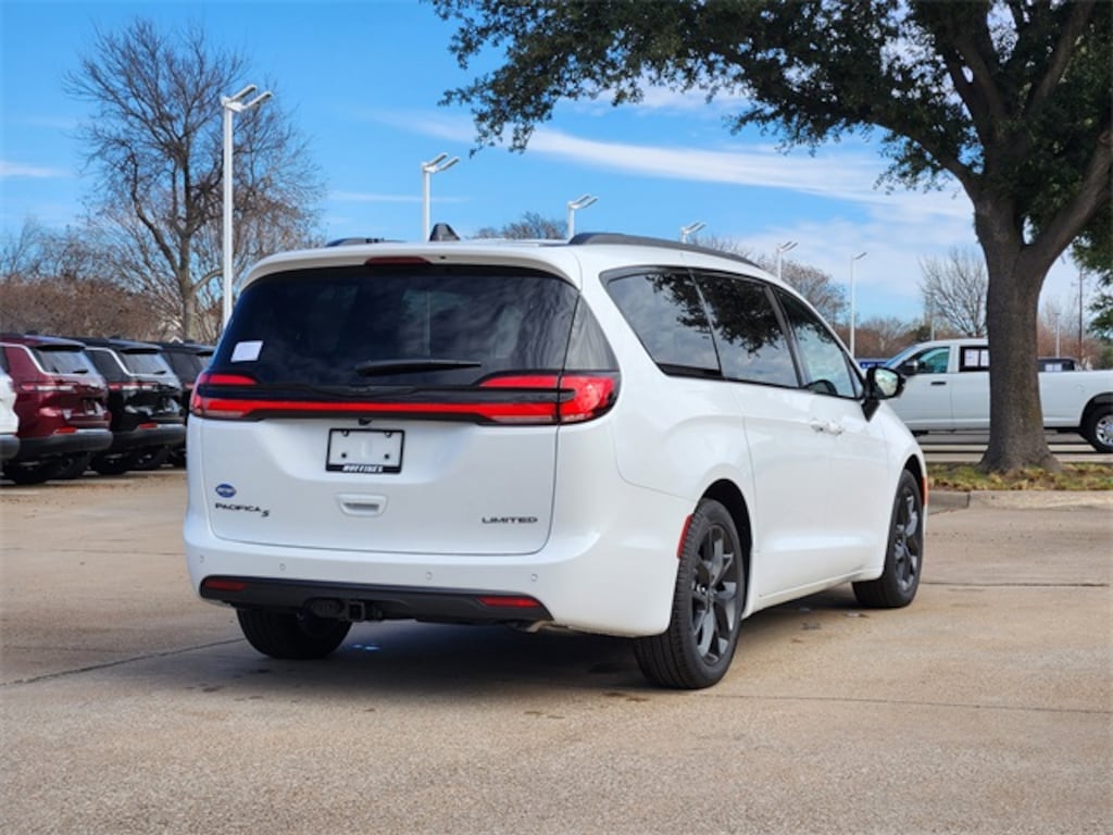 New 2026 Chrysler Pacifica LIMITED Passenger Van