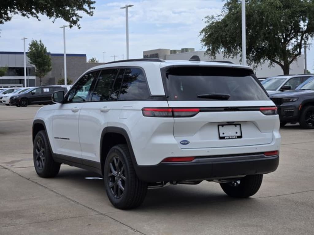 New 2027 Jeep Grand Cherokee 2 Row LAREDO 4X Sport Utility