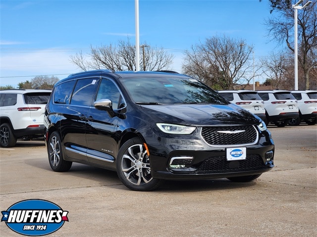 2026 Chrysler Pacifica Pinnacle's photo