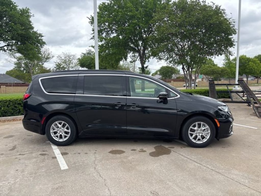 Certified 2022 Chrysler Pacifica Touring L Van Passenger Van
