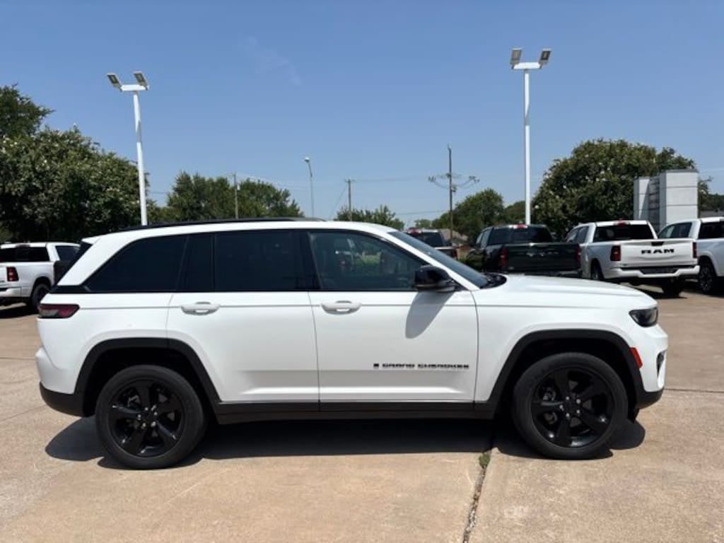 Used 2023 Jeep Grand Cherokee Laredo SUV