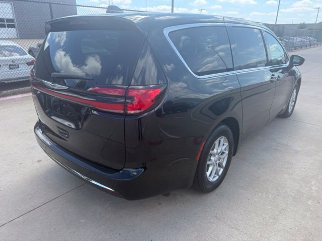 Used 2025 Chrysler Pacifica Select Van Passenger Van
