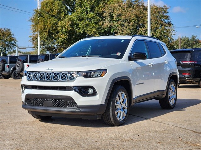 2024 Jeep Compass Latitude photo 3