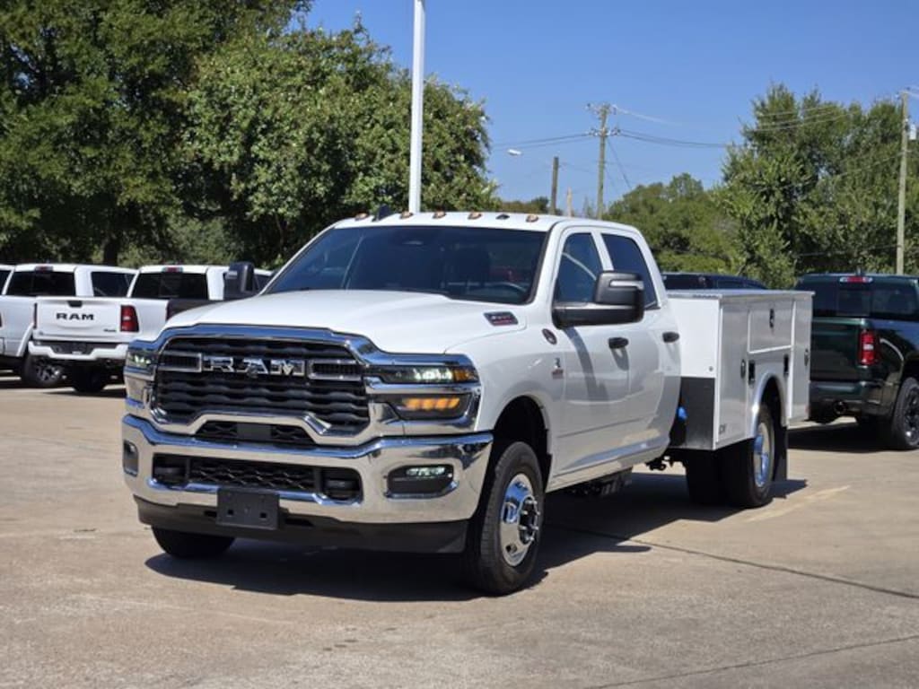 New 2026 Ram 3500 Chassis Cab TRADESMAN CREW 4X4 60' CA Pickup