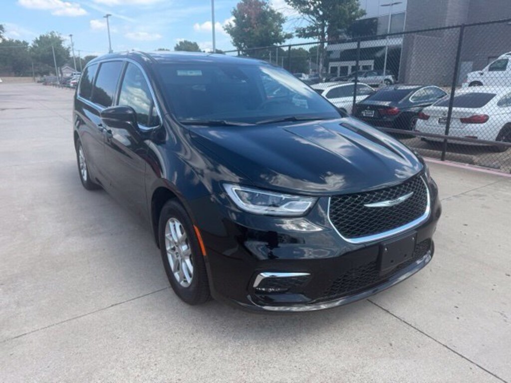 Used 2025 Chrysler Pacifica Select Van Passenger Van