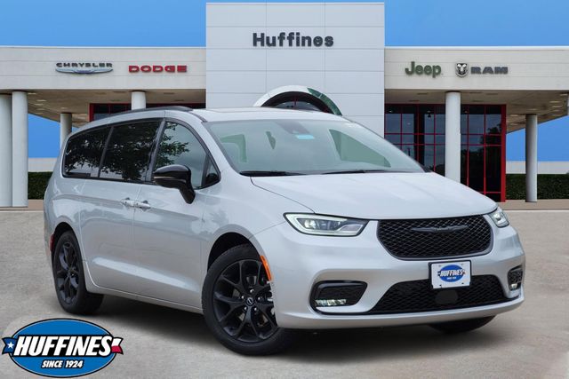 2026 Chrysler Pacifica Limited's photo