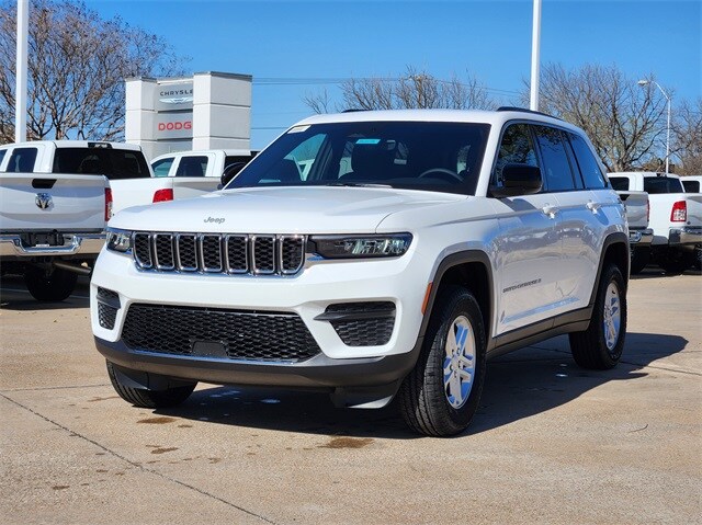 2025 Jeep Grand Cherokee Laredo photo 2