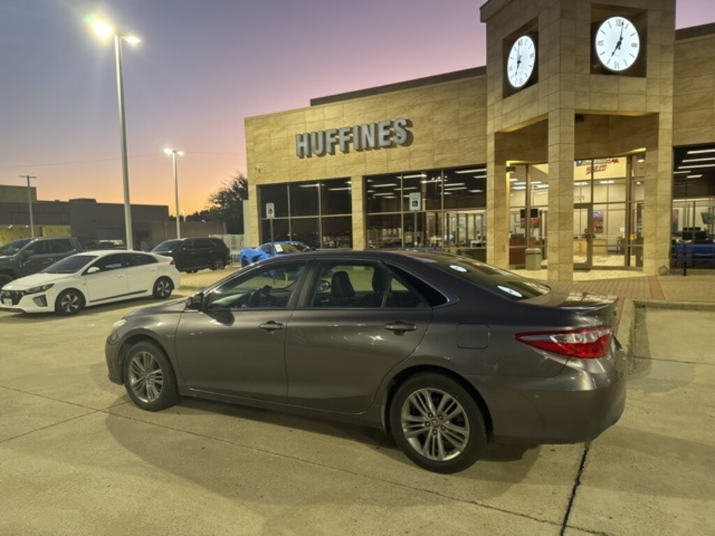 Used 2017 Toyota Camry SE Sedan