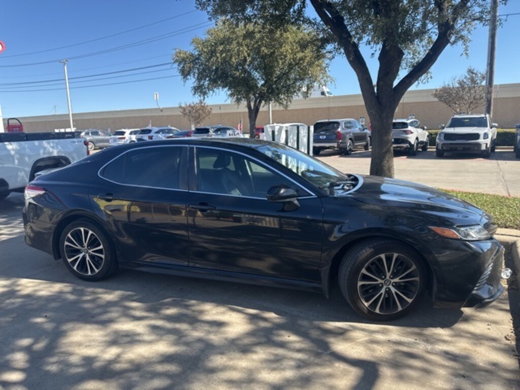 Used 2020 Toyota Camry SE Sedan