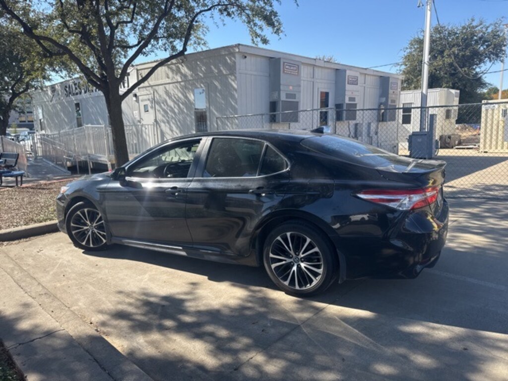 Used 2020 Toyota Camry SE Sedan