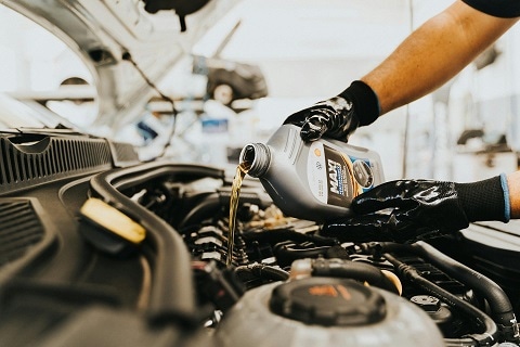 person getting an oil change at the Huffines Hyundai Plano dealership in Plano, TX