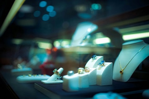 jewelry case at a jeweler in plano, tx