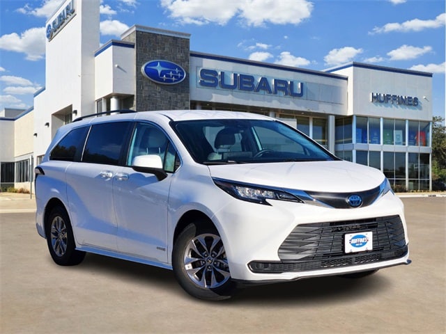 2021 Toyota Sienna LE's photo