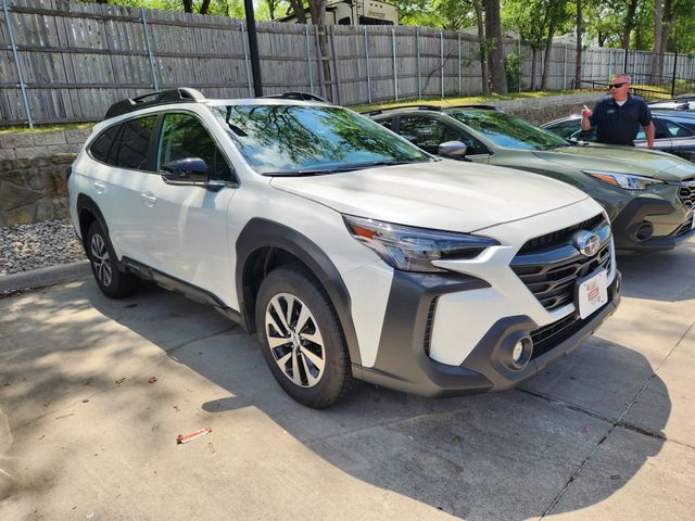 2025 Subaru Outback Premium's photo