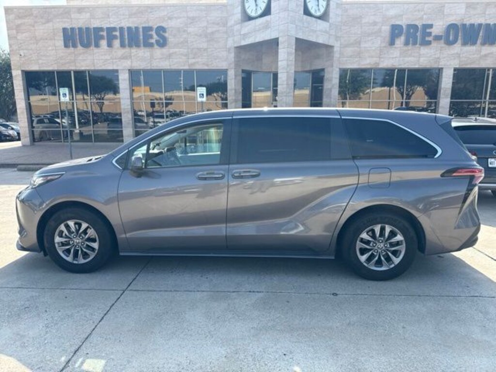 Used 2022 Toyota Sienna LE Minivan/Van