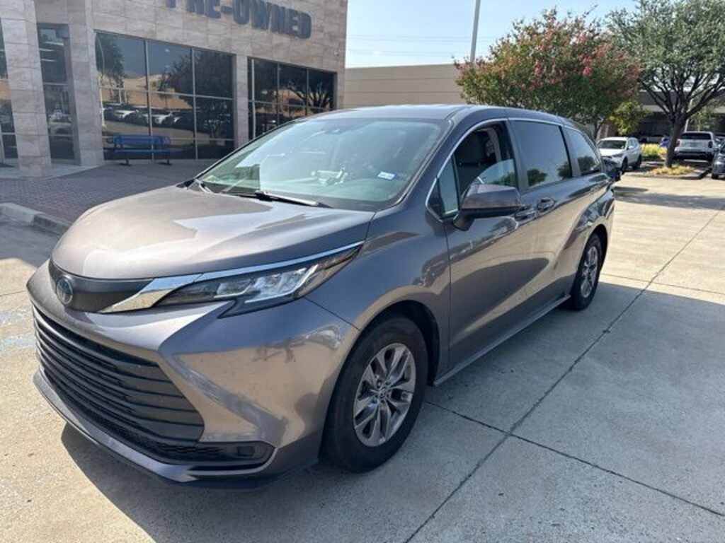 Used 2022 Toyota Sienna LE Minivan/Van