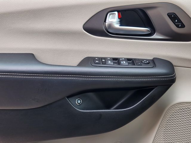 2023 Chrysler Pacifica Hybrid Touring L - Photo 24
